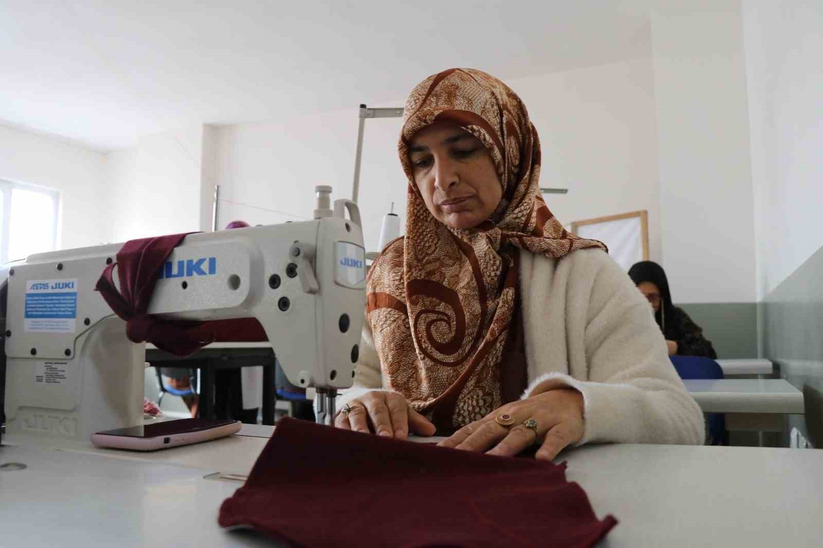 Kursiyerlerin diktiği pijama ve eşofmanlar ihtiyaç sahiplerine ulaştırılıyor