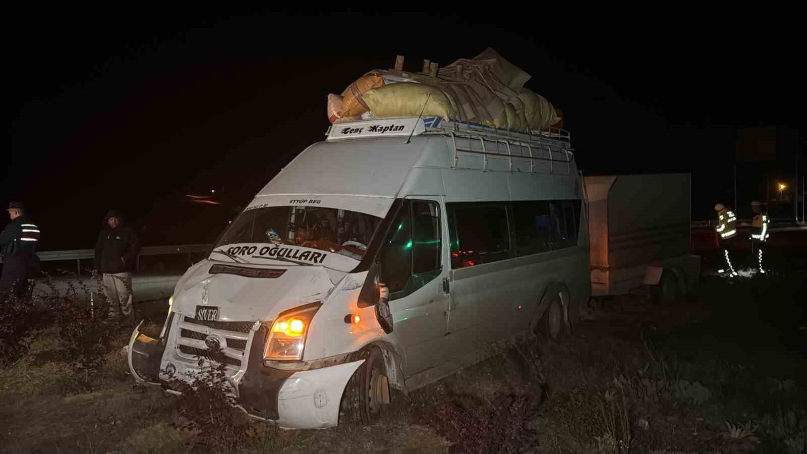 Mevsimlik işçileri taşıyan minibüsle otomobil çarpıştı: 2 yaralı