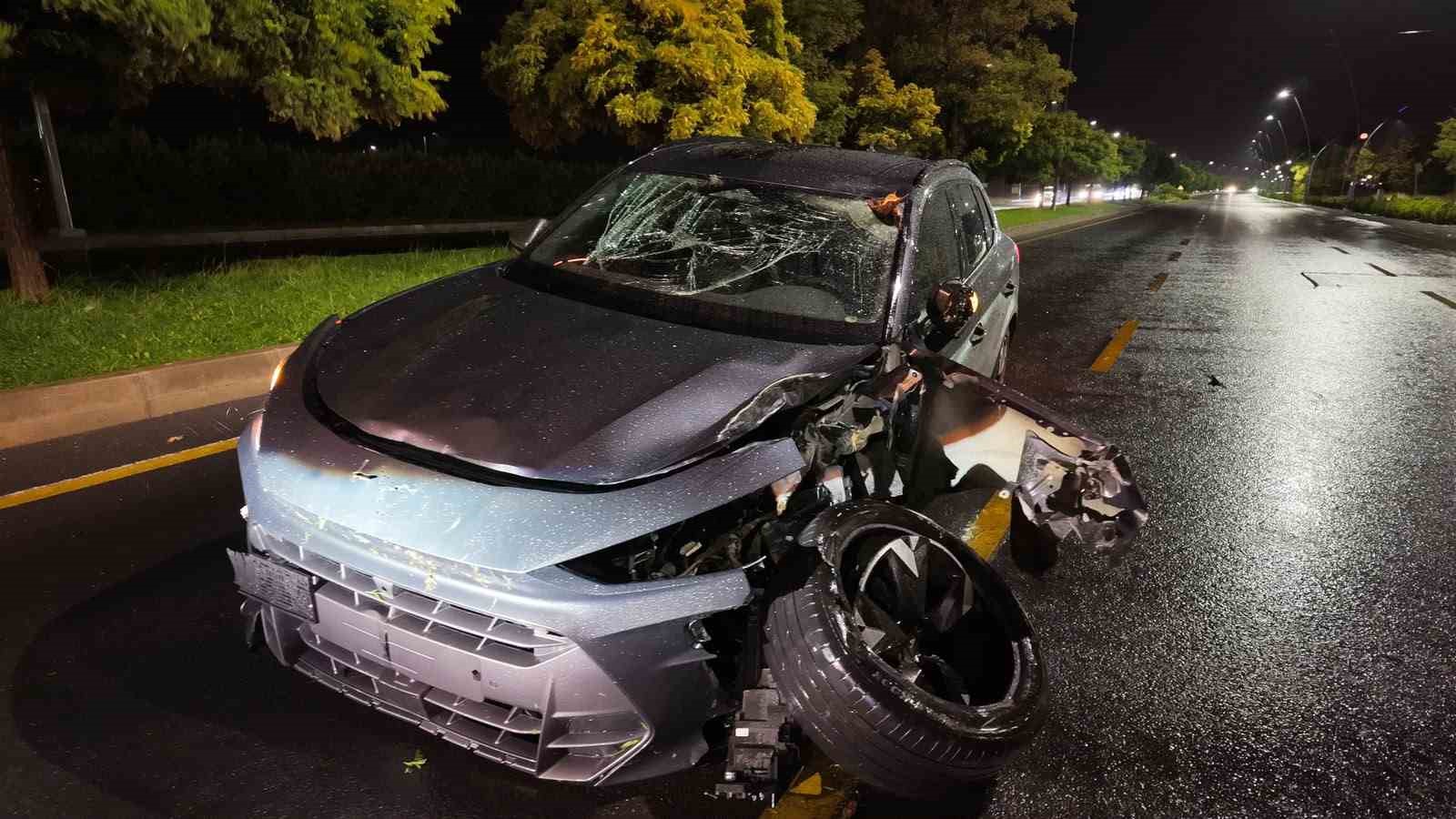 Niğde’de refüje çıkarak, ağaca çarpan SUV araç kullanılamaz hale geldi