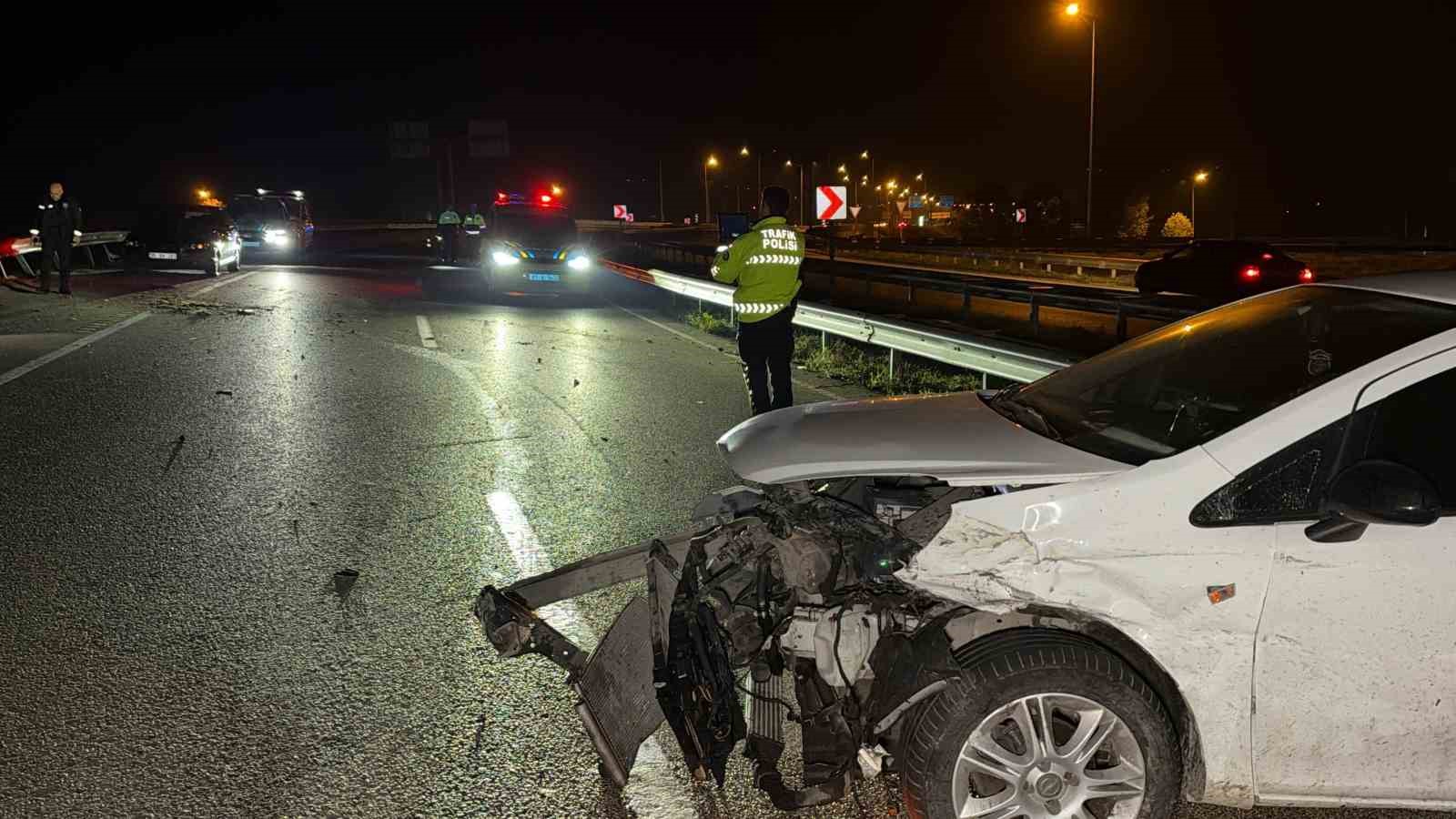 Otomobil bariyerlere çarparak savruldu: 1 yaralı