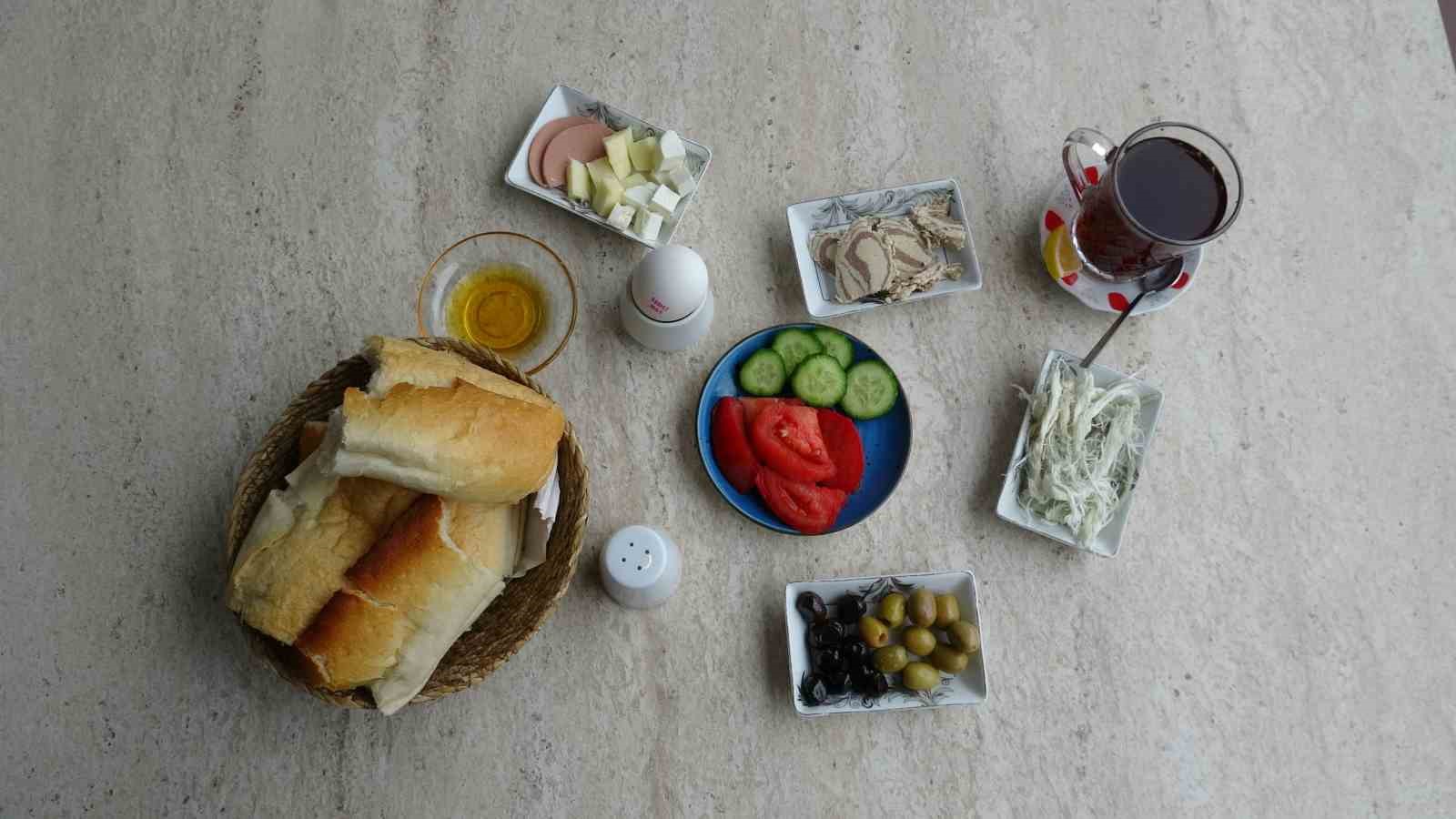 Piyasa Fiyatlarına İnat 150 TL’ye 11 Çeşit Serpme Kahvaltı: Sosyal Medyada Gündem Oldu