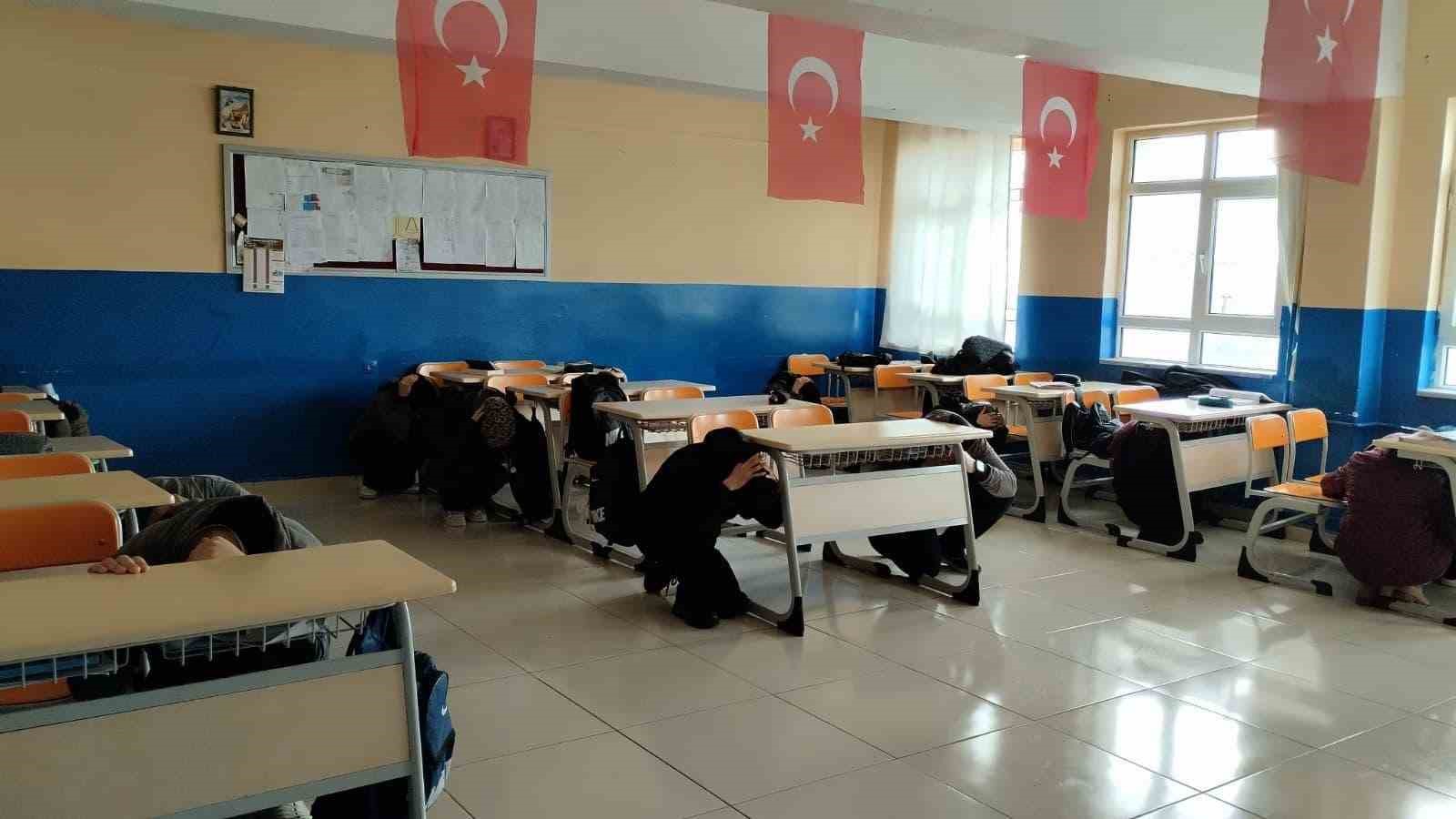 Sivas'ta Dersliklerde Deprem Alarmı: 81 İlle Eş Zamanlı Dev Tatbikat Gerçekleştirildi
