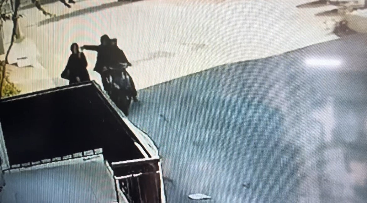 Telefonla konuşurken kapkaça uğradı : O anlar kamerada
