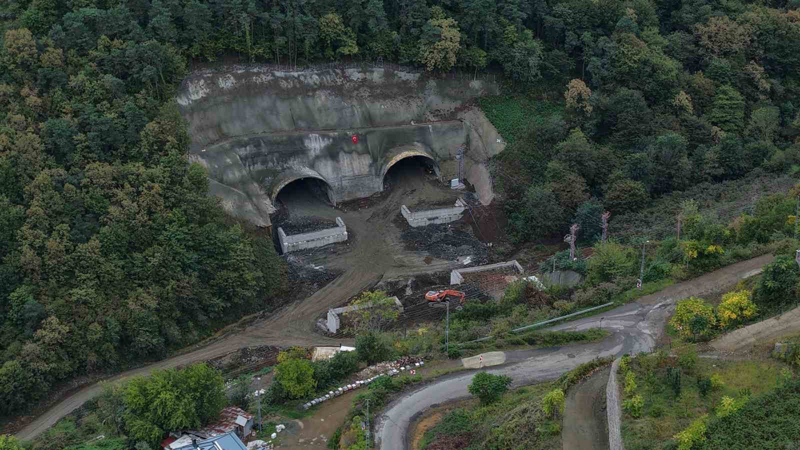 Trabzon Trafiğini Rahatlatacak Dev Projede Kritik Eşik Aşıldı: Güney Çevre Yolu'nda İlk Tünel Açıldı