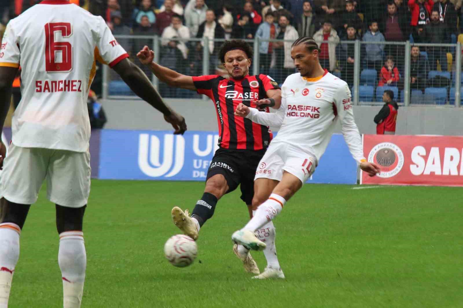 Trendyol Süper Lig: Gençlerbirliği: 0 - Galatasaray: 0 (İlk yarı)