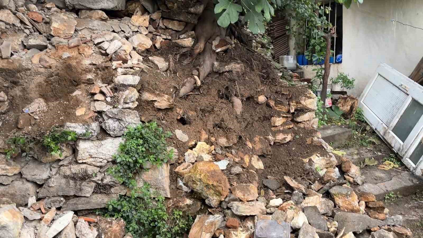 Yağmurdan dolayı toprak kaydı, taşlar devrildi