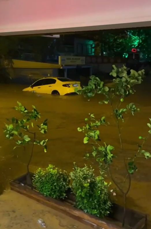 Yalova’da sağanakta dereler taştı, araçlar suda sürüklendi
