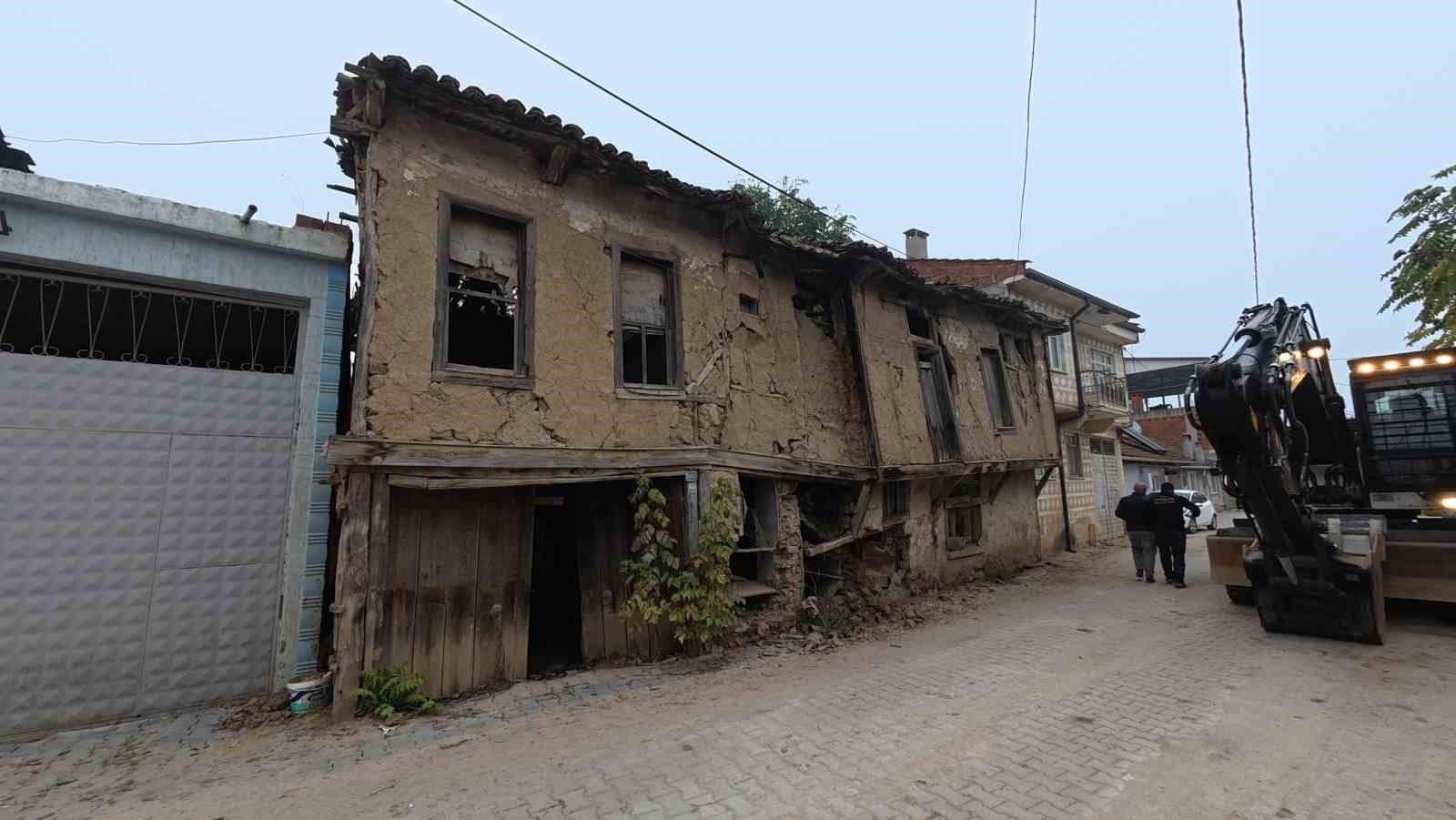 Yenişehir’in kırsal mahallelerindeki metruk binalar da yıkılıyor