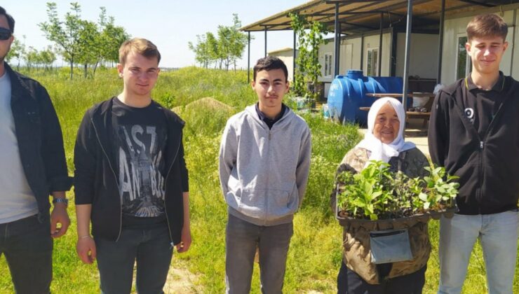 Öğrenciler Ürettikleri Fideleri, Köydeki Çiftçi Kadınlara Dağıttı