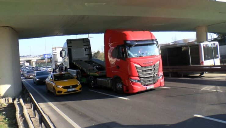 İstanbul’da üst geçide takılan tır trafiği felç etti