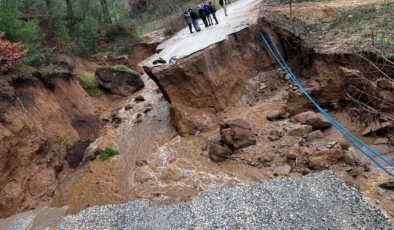 İzmir’de yol çökmesi sonucu bir araç çukura düştü