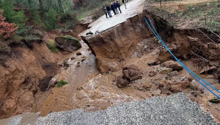 İzmir’de yol çökmesi sonucu bir araç çukura düştü