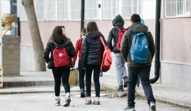 Resmi Gazete’de Yayımlandı: Okullarda serbest kıyafet uygulaması kaldırıldı