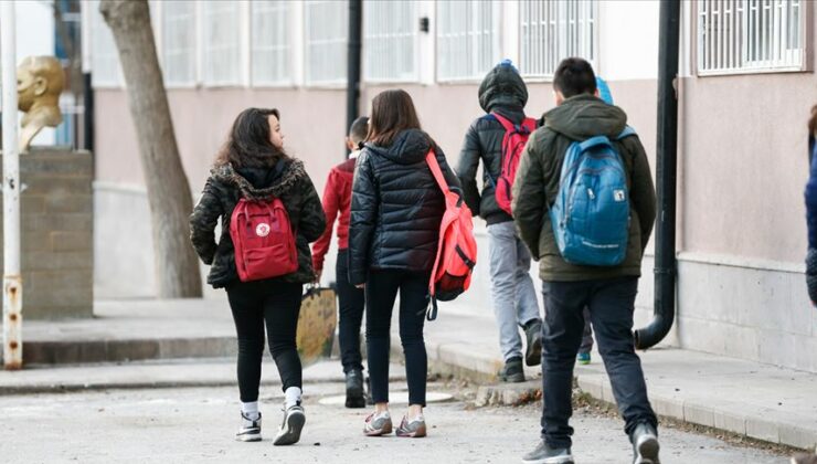 Resmi Gazete’de Yayımlandı: Okullarda serbest kıyafet uygulaması kaldırıldı