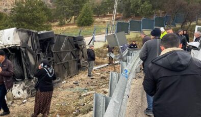 Isparta’da yolcu otobüsünün şarampole devrildiği kazada 1 kişi öldü, 18 kişi yaralandı