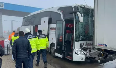 Yolcu otobüsü tıra çarptı! Çok sayıda yaralı var