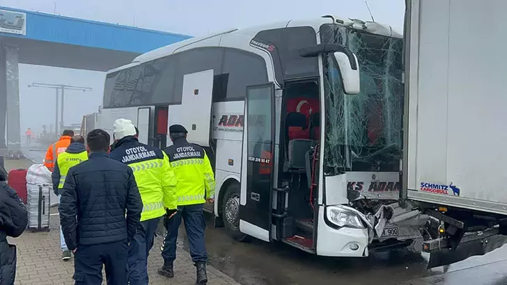 Yolcu otobüsü tıra çarptı! Çok sayıda yaralı var