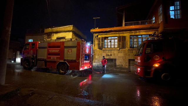 Mersin’de yangın: 2 evde hasar oluştu