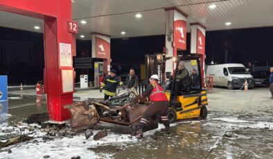 Kontrolden çıkan araç akaryakıt istasyonuna daldı: 2 yaralı