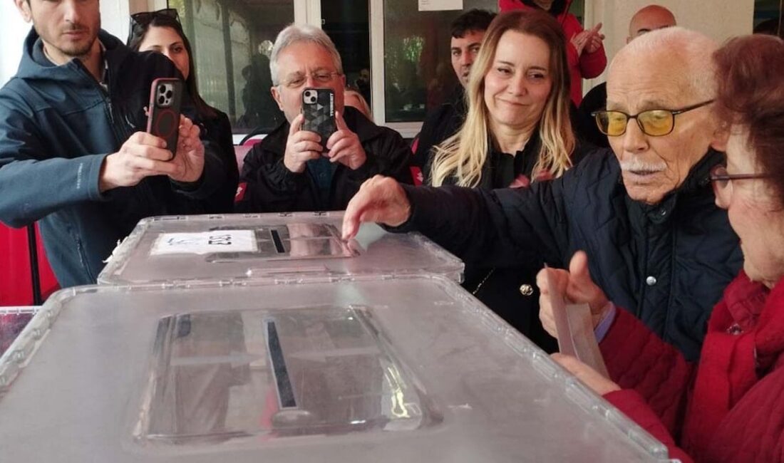 104 Yaşındaki CHP’li, İmamoğlu İçin Sandığa Gitti CHP’nin cumhurbaşkanı adayının belirleneceği ön seçim için bugün saat 08.00’de