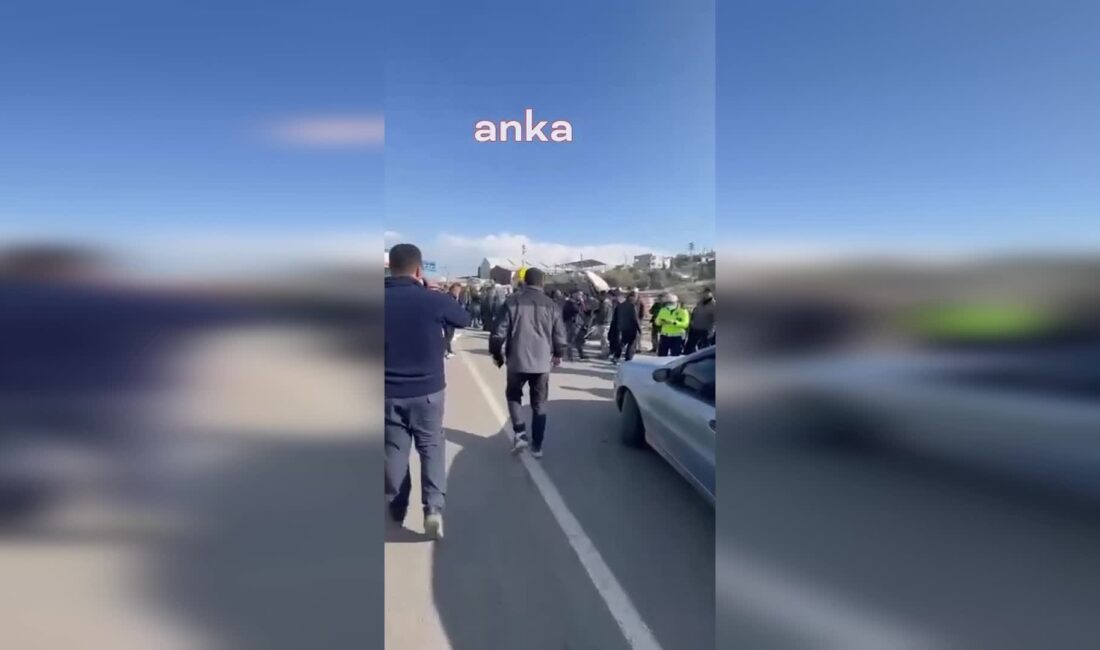 (HATAY)- Hatay’ın Antakya Reyhanlı yolu üzerinde işçi servisinin park halindeki TIR’a