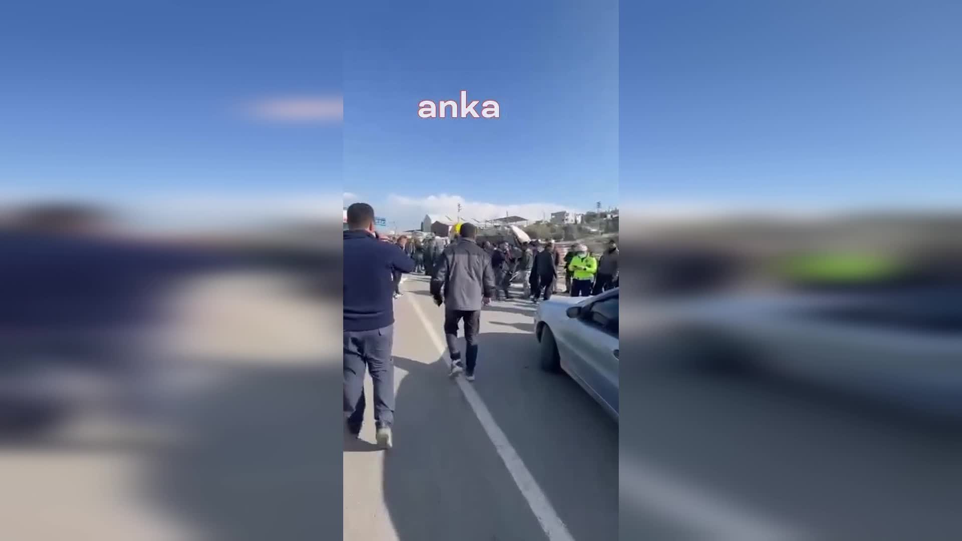 (HATAY)- Hatay’ın Antakya Reyhanlı yolu üzerinde işçi servisinin park halindeki TIR’a