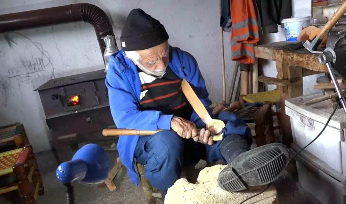 91 Yaşındaki Kaşık Ustası, Unutulmaya Yüz Tutan Mesleğini Sürdürüyor Rize’de yaşayan 91 yaşındaki kaşık ustası unutulmaya yüz tutmuş mesleğini