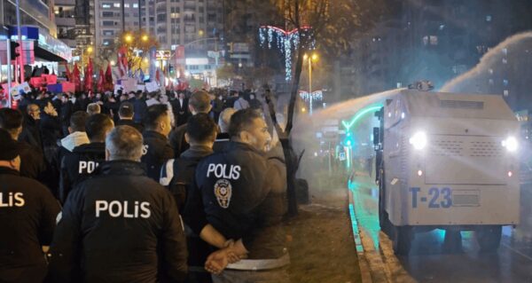 Adana’da ‘İmamoğlu’ Protestosuna TOMA’lı Müdahale İBB Başkanı Ekrem İmamoğlu’nun tutuklanmasının protesto edilmesine ilişkin CHP İl