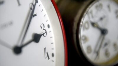 Avrupa’da saatler cumartesiyi pazara bağlayan gece saat 03.00’te bir saat