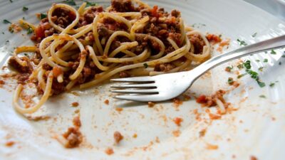 AJ olarak bilinen genç adam, beş günlük domatesli makarnayı yedikten