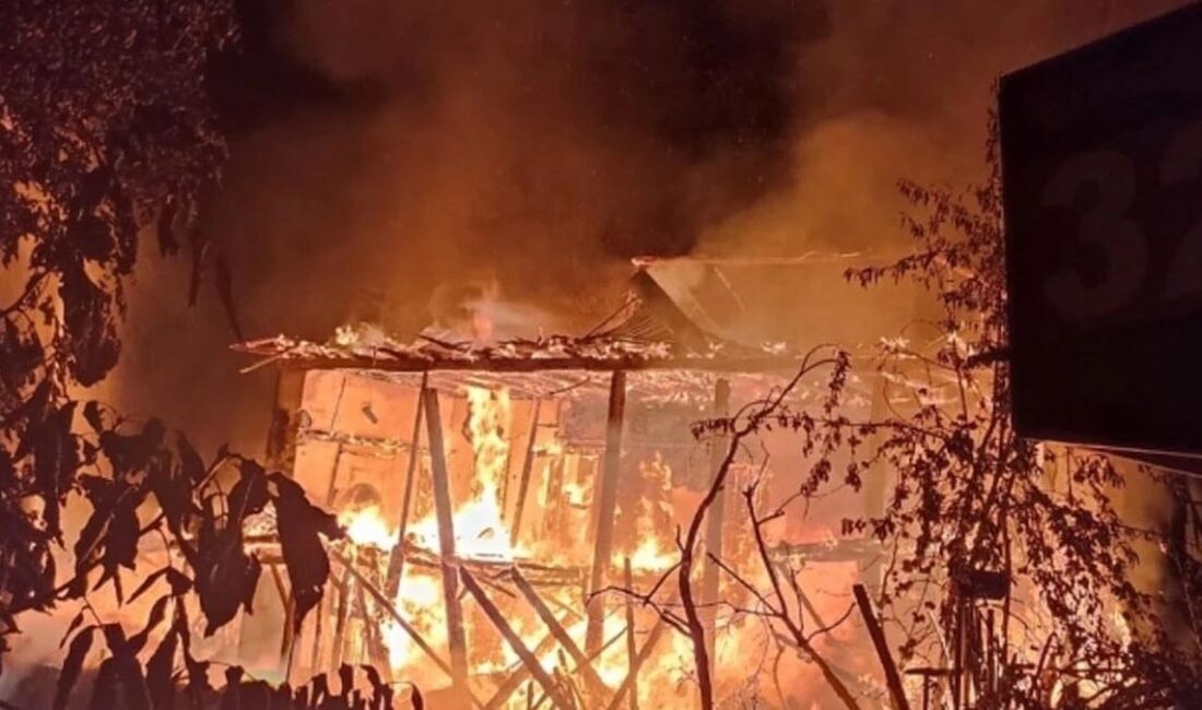 Burdur’da Bir Ev Az Kalsın Küle Dönüyordu Burdur’un Pazar Mahallesi Kadayıfcı Sokak’ta işçilerin kaldığı müstakil evde, sobadan