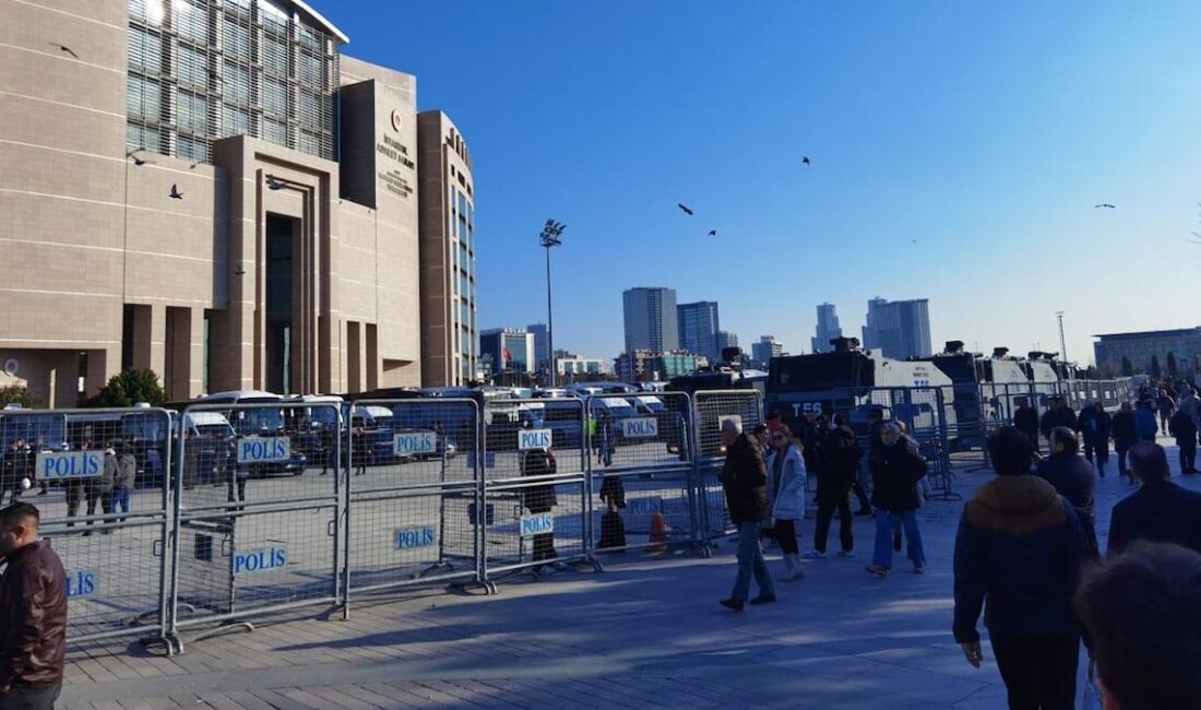 Çağlayan Adliyesi Çevresinde İmamoğlu Ablukası: 50 TOMA Alana Çekildi İstanbul Büyükşehir Belediye Başkanı Ekrem İmamoğlu’nun bu akşam saat 21:00