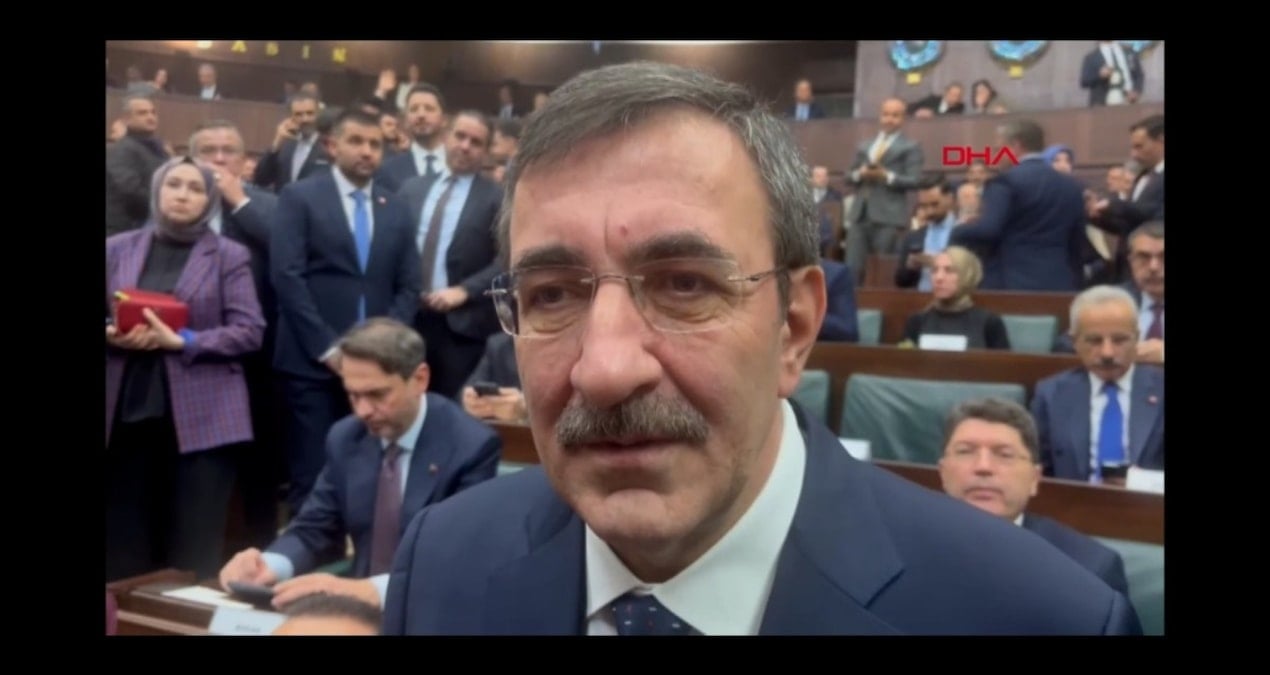 AKP Grup toplantısı sırasında gazetecilerin sorularını yanıtlayan Cumhurbaşkanı Yardımcısı Cevdet