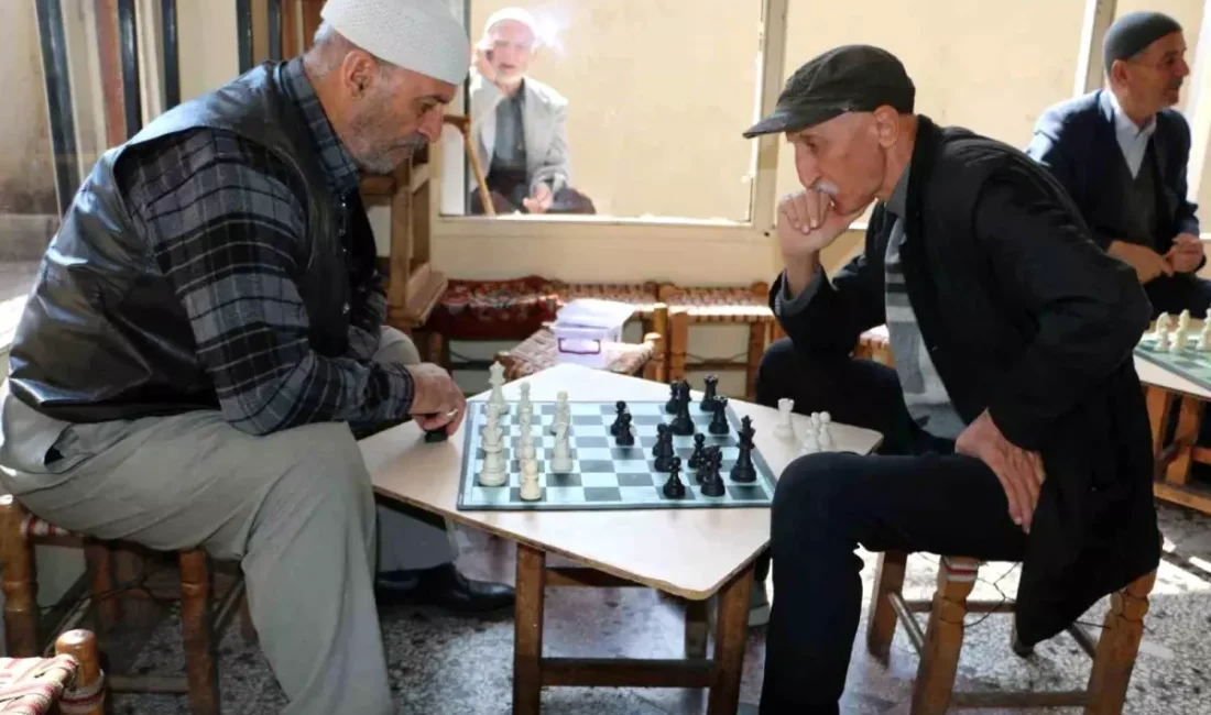 Diyarbakır’da İftar Vaktini Kıraathanede Satranç Oynayarak Bekliyorlar Diyarbakır’da vatandaşlar, iftar vaktini kıraathanede satranç oynayarak bekliyor. Merkez Bağlar