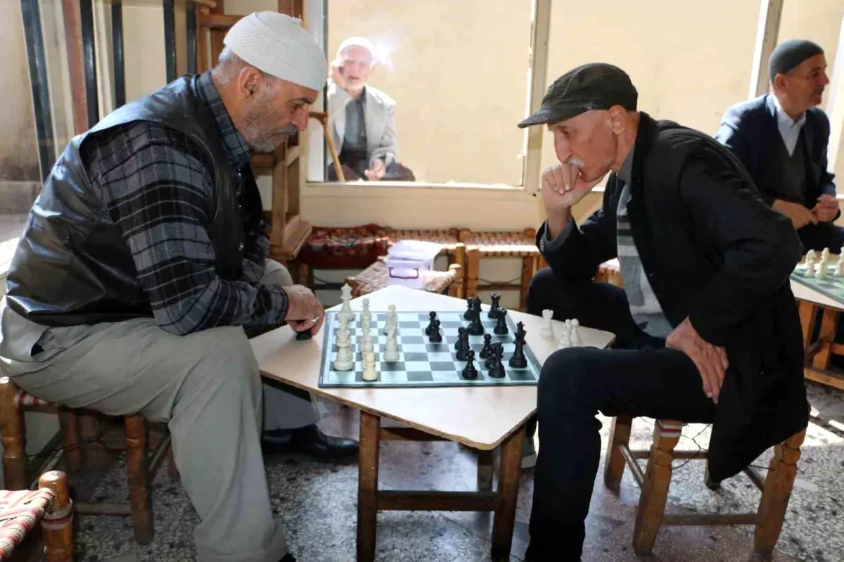 Diyarbakır’da vatandaşlar, iftar vaktini kıraathanede satranç oynayarak bekliyor. Merkez Bağlar