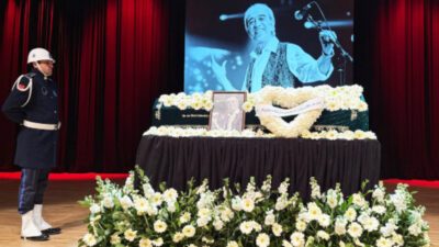 75 yaşındaki sanatçı Edip Akbayram, çoklu organ yetmezliğinden dolayı 2