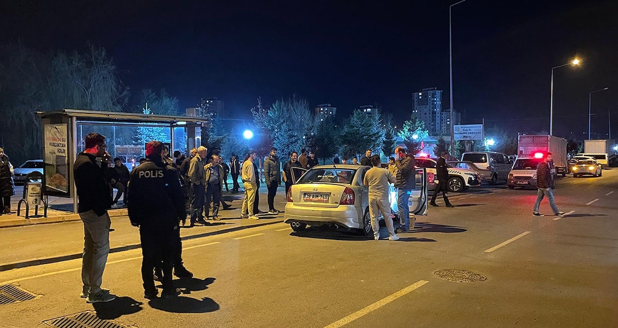 Kayseri’de, otomobiliyle seyir halinde olan S.U., kimliği belirsiz kişi ya