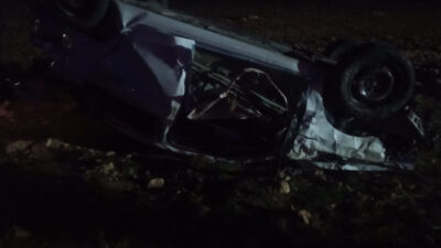 Mardin’in Midyat ilçesinde şarampole devrilen otomobildeki 2 kişi hayatını kaybetti.