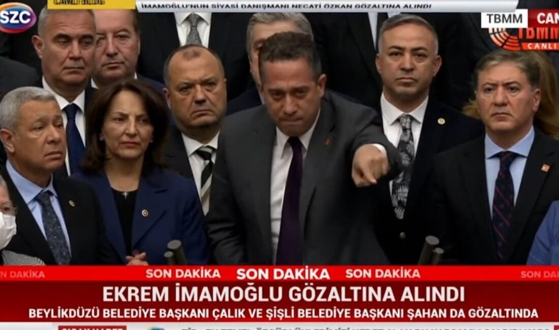 Meclis’te Tarihi Görüntü: CHP’li Vekiller Kürsüye Çıktı… CHP Milletvekili Ali Mahir Başarır’ın konuşmasının ortasında kürsüye, Başarır’ın yanına