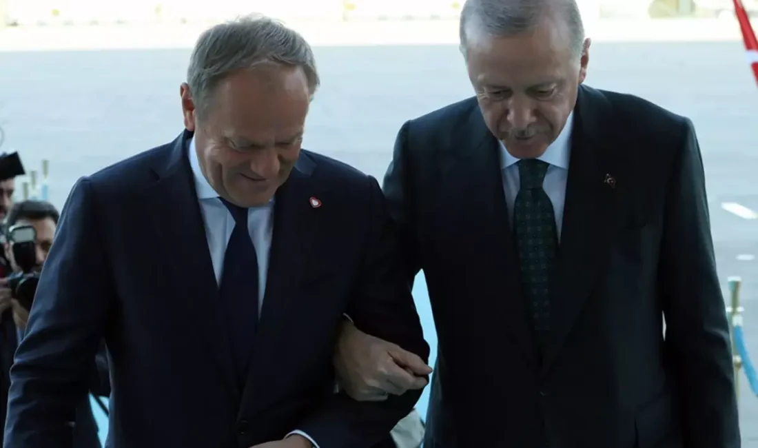 Polonya Başbakanı Tusk Kırık Ayakla Türkiye’ye Geldi, Erdoğan Koluna Girdi Cumhurbaşkanı Erdoğan, Beştepe’deki Cumhurbaşkanlığı Külliyesi’nde Polonya Başbakanı Donald Tusk’ı ağırladı.
