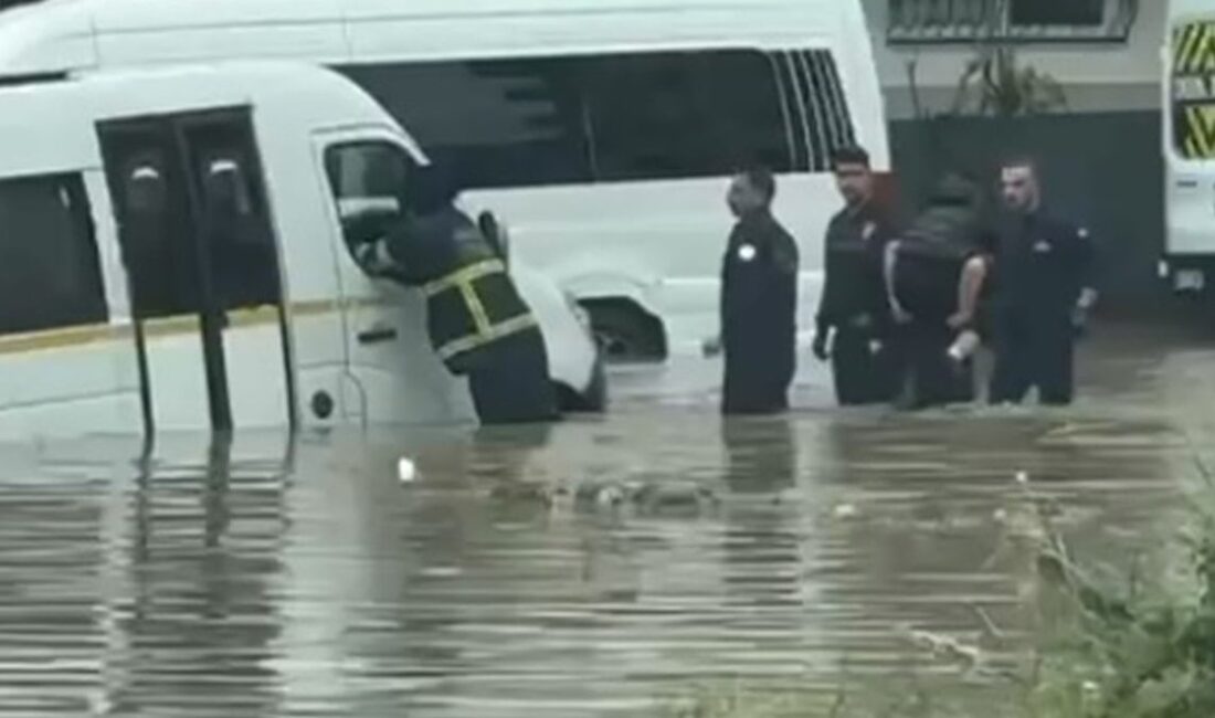 Sel Bastı… Öğrencileri İtfaiye Kurtardı Kent merkezinin kuzeybatı bölgesinde saat 11.30 sıralarında sağanak ve dolu