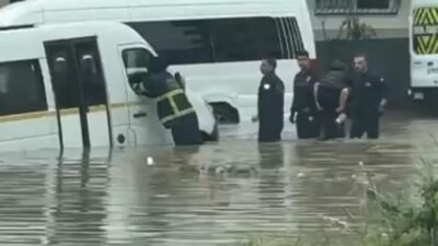 Kent merkezinin kuzeybatı bölgesinde saat 11.30 sıralarında sağanak ve dolu