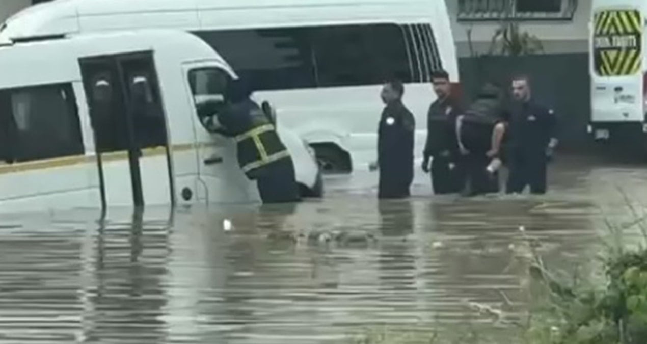 Kent merkezinin kuzeybatı bölgesinde saat 11.30 sıralarında sağanak ve dolu