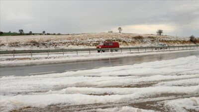 İlçeye bağlı Izgar Mahallesi’nde sağanak, bir süre sonra yerini doluya