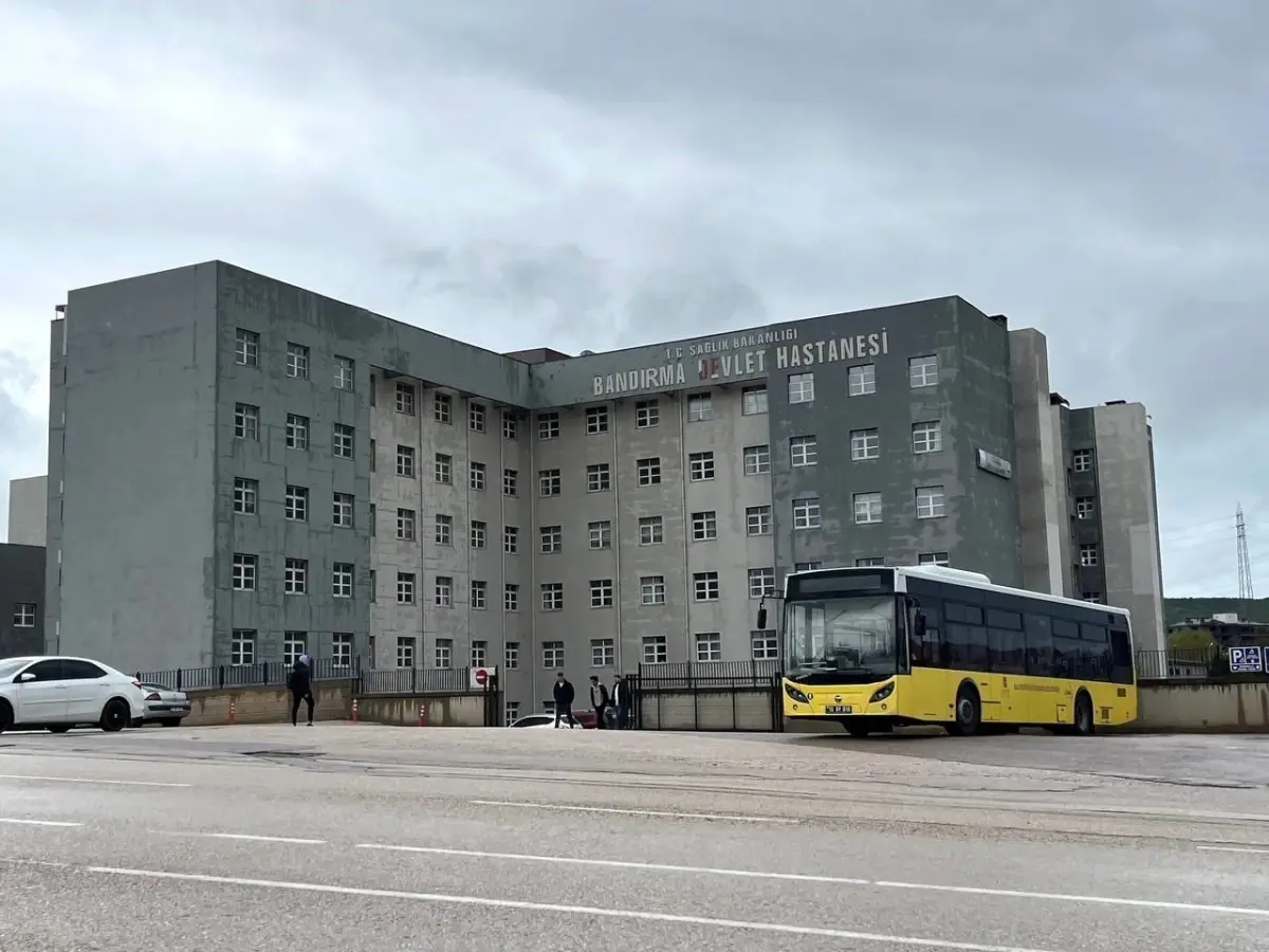 Balıkesir’in Bandırma ilçesinde 16 yaşındaki bir genç, acil serviste yaşanan