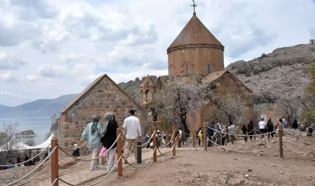 3. Badem Çiçeği Festivali Akdamar Adası’nda Renkli Görüntülere Sahne Oldu Badem ağaçlarının çiçek açmasıyla baharın tonlarına bürünen Van Gölü’ndeki Akdamar