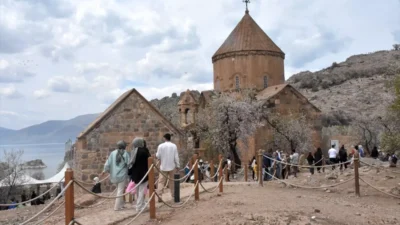 Badem ağaçlarının çiçek açmasıyla baharın tonlarına bürünen Van Gölü’ndeki Akdamar