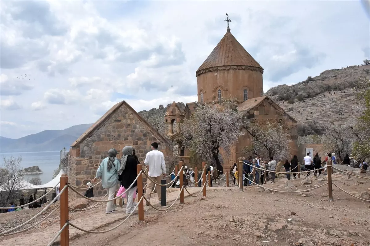 Badem ağaçlarının çiçek açmasıyla baharın tonlarına bürünen Van Gölü’ndeki Akdamar