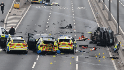 İngiltere’de polis araçları birbirine girdi. Otoyolun ortasında çarpışan 4 devriye