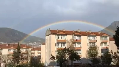 AMASYA’da kısa süreli etkili olan sağanak sonrası ortaya çıkan gökkuşağı,